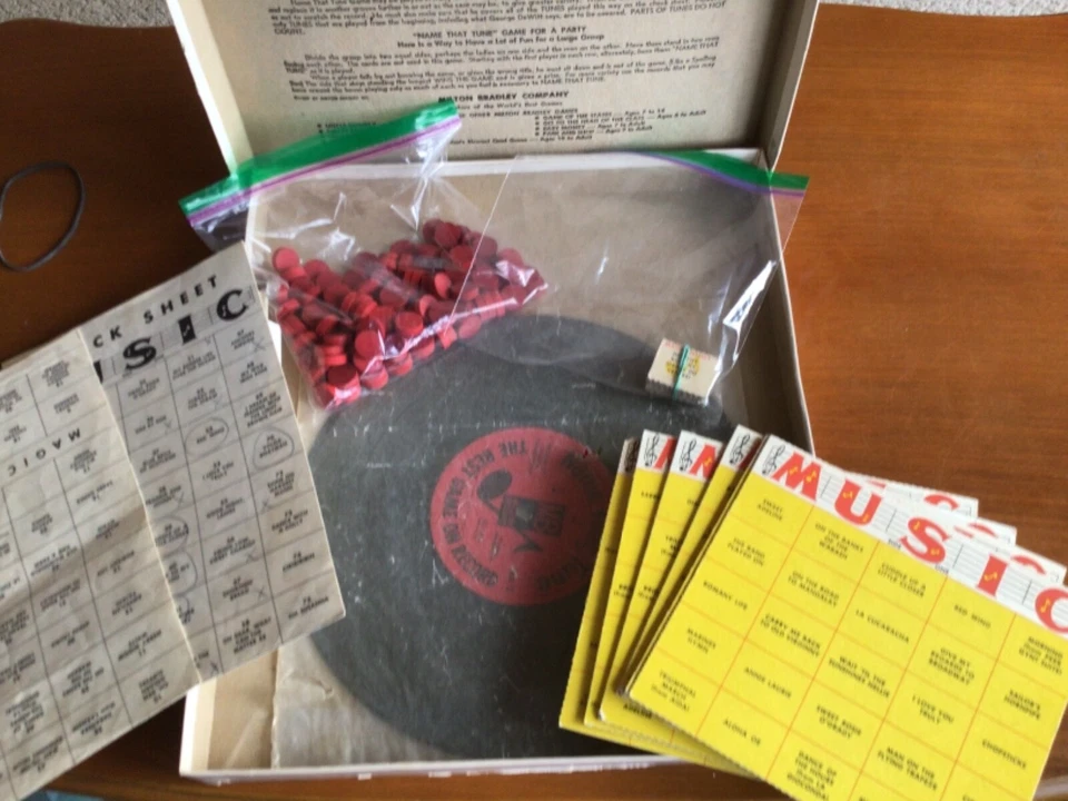 VINTAGE 1957 MB "NAME THAT TUNE" MUSIC BINGO WITH 33 1/3 RPM HI-FI RECORD - Image 2 of 4