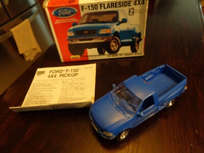 Ford F-150 1/32スケール 1/25 AMT 1992 Ford F-150 Flareside Plastic Model Kit