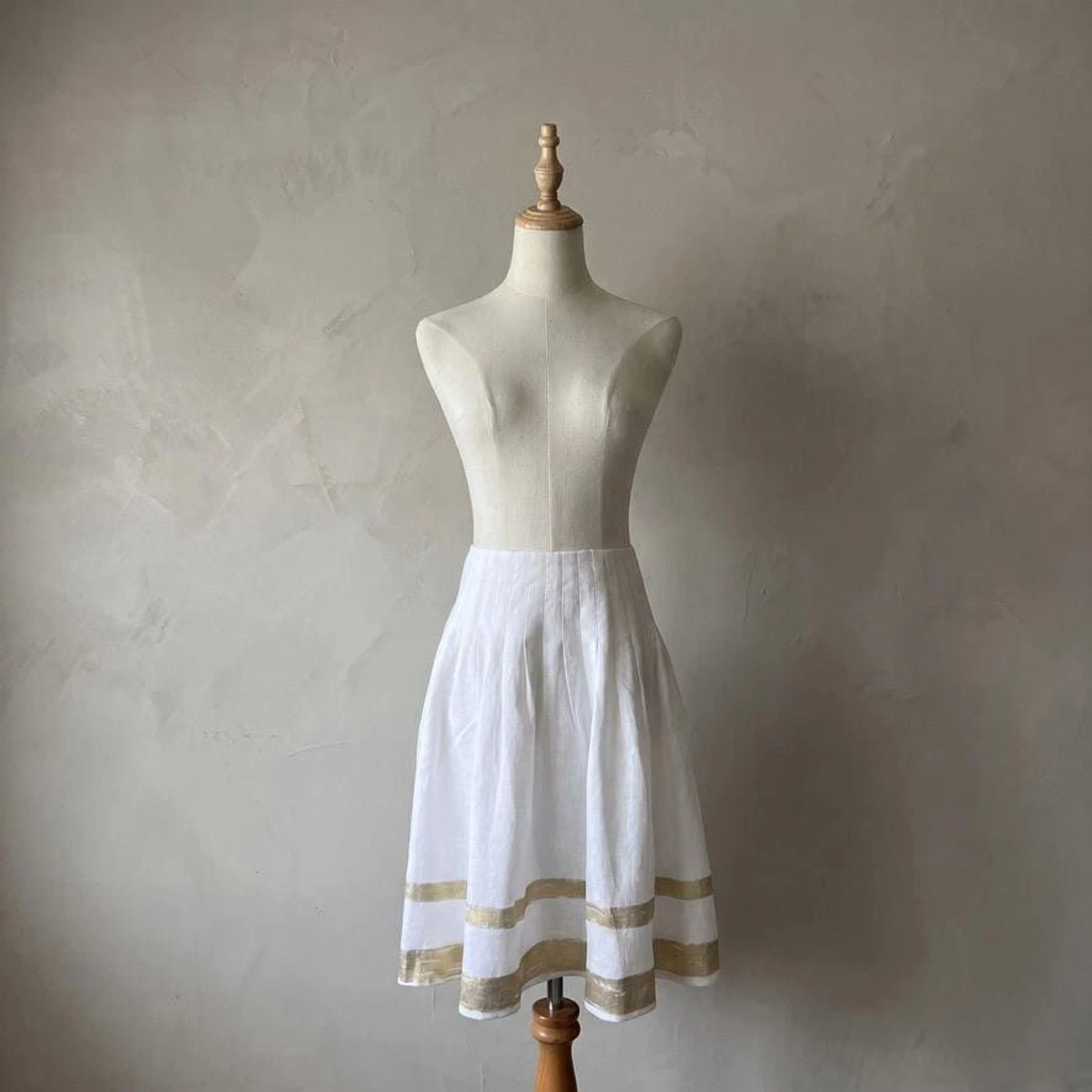 Ralph Lauren Black Label Pleated Linen Skirt with Gold Brushstroke Hem White | 8
Opens in a new wind