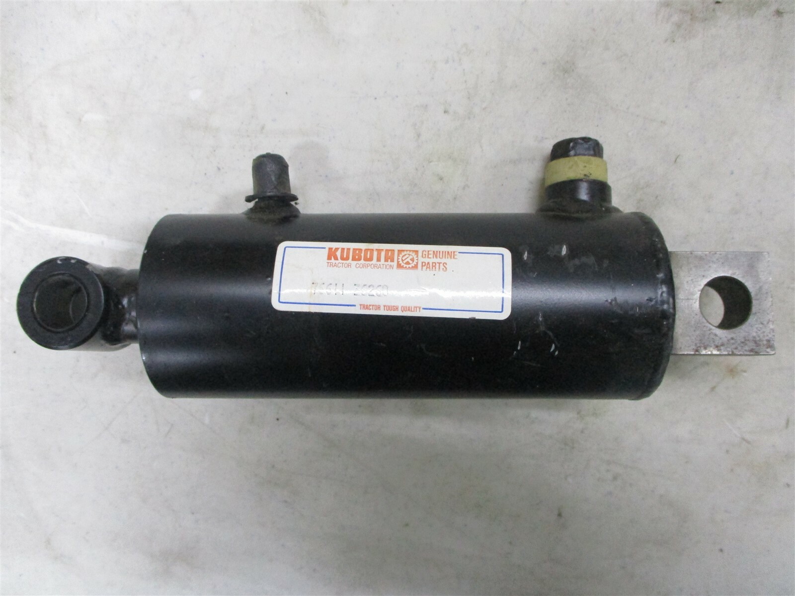 7661136260 GENUINE OEM KUBOTA HYDRAULIC LIFT CYLINDER F2000 F2100