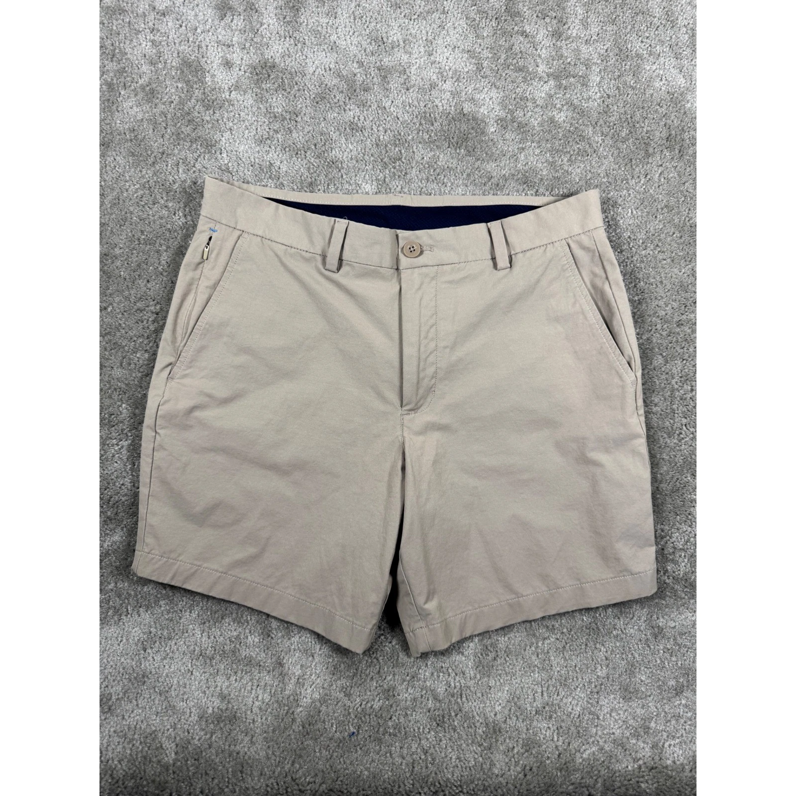 Vineyard Vines OTG On-The-Go Shorts Mens 32 Khaki Tan Performance Stretch 8 Ins.