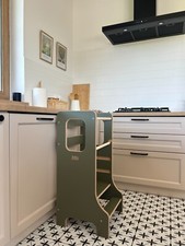 Torre di apprendimento Montessori extra sicura, aiuto cucina, piattaforma creabile - oliva