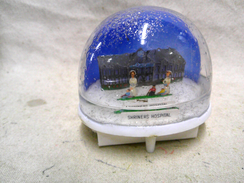 Vintage Schneekuppelkugel Shriner's Hospital Krankenschwestern leuchtet 1968 LESEN in Box - Bild 2 von 7