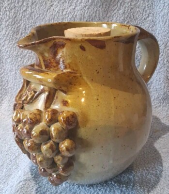 Großer Krug Krug mit Dekor Relief Traube Aperitif Weißwein Mitte Eiswürfel