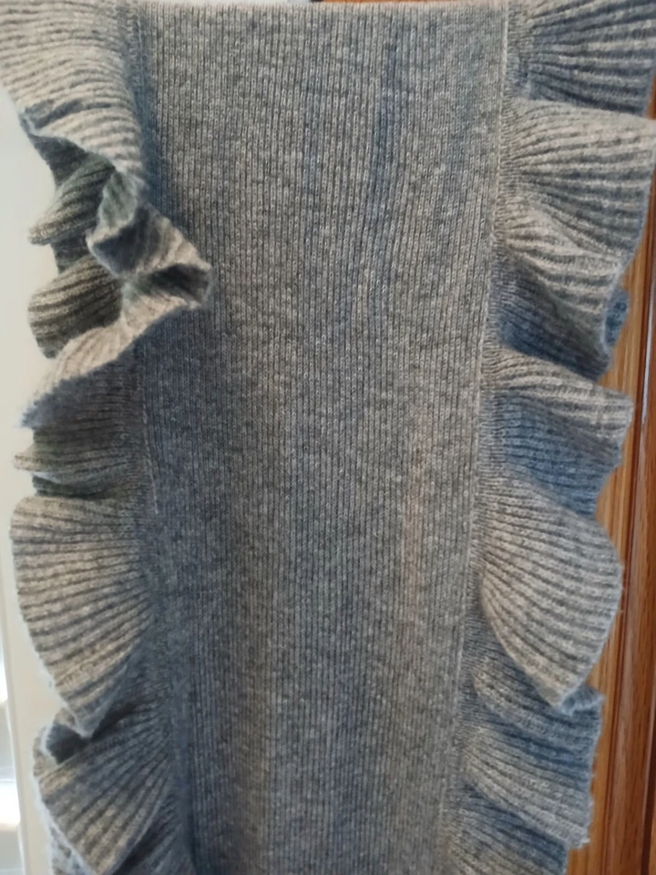 Bufanda exclusiva de mezcla de cachemir con volantes grises C by Bloomingdales NUEVA CON ETIQUETA ~ AGOTADA Foto 3 de 4