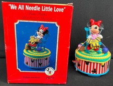 Enesco Little Love / Minnie beim Stricken Walt Disney Mickey&Co. Musik-Spieluhr