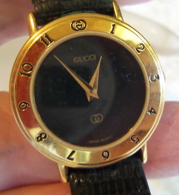 Gucci 1990's Ladies watch round face leather band authentic