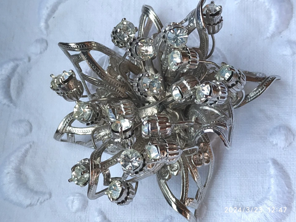 SPILLA GRANDE A FIORE COLOR ARGENTO  CON STRASS  BIJOUX IDEA REGALO - Immagine 2 di 4