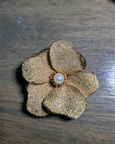 Vintage Textured Gold Tone Flower Brooch Faux Pearl Pin Signed CAPRI 2" - Picture 2 of 6