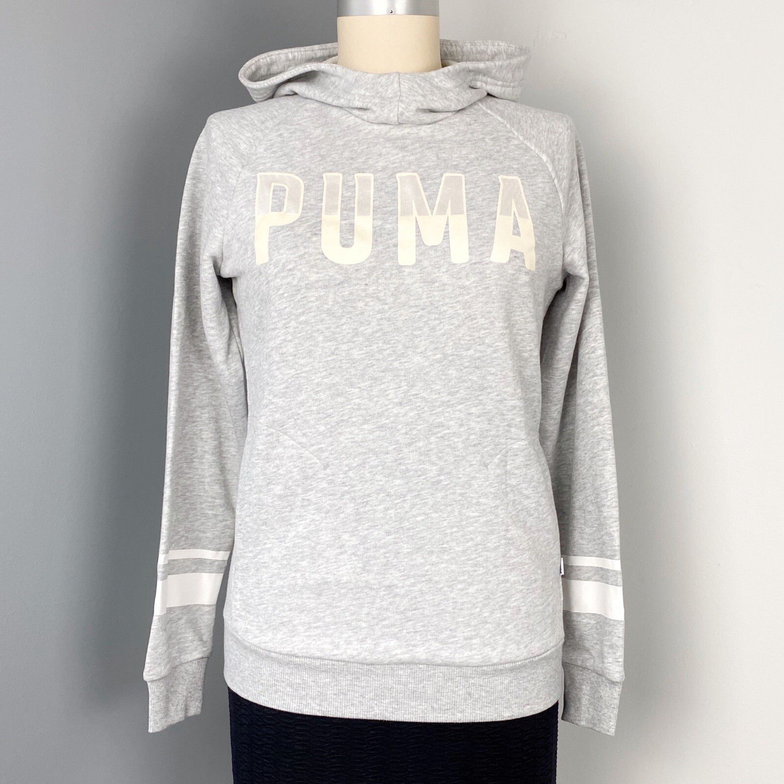 Sudadera con capucha gris claro con logotipo de ajuste regular brezo talla S de Puma para mujer