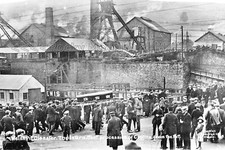 Jbb-59 Senghenydd Pit Disaster, trayendo ataúdes del pozo, Gales. Foto