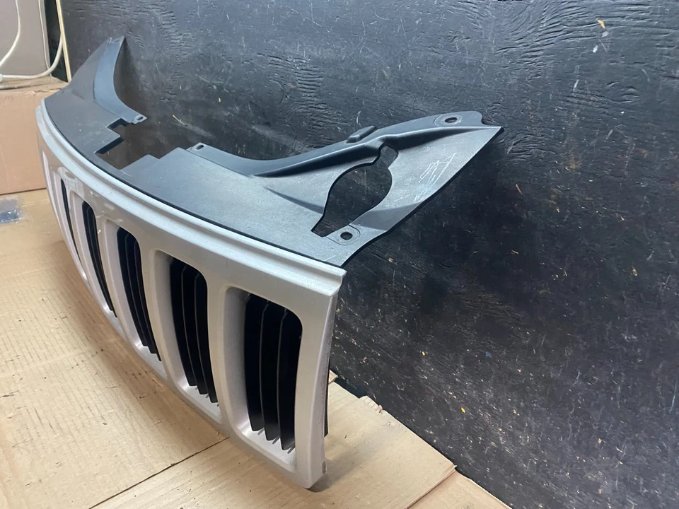 2008 2009 2010 Jeep Grand Cherokee Front Upper Grill Grille OEM V2876 DG - Image 2 of 4