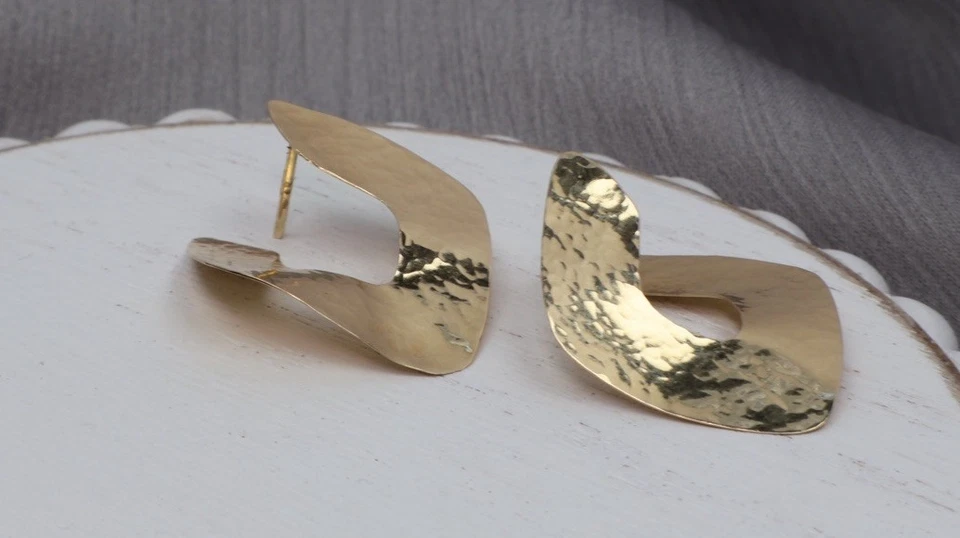 Aretes martillados de oro amarillo de 14 k James Avery 2,52 G / 1,1 pulgadas Foto 2 de 4