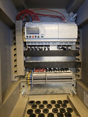 Crouzet Millenium 3 XD26 & XR14 SPS's in einem Schneider Industrial Control Panel! 