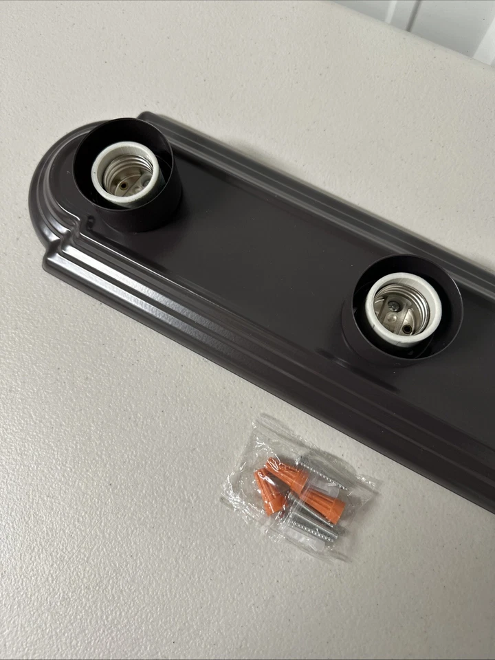 Luz de tocador de baño Maxim Lighting Essentials de bronce frotado con aceite de 3 luces Foto 2 de 4