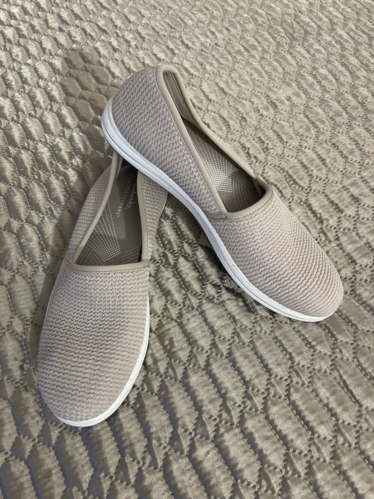 clarks cloud steppers women’s 8 tan slip on shoes.  excellent condition