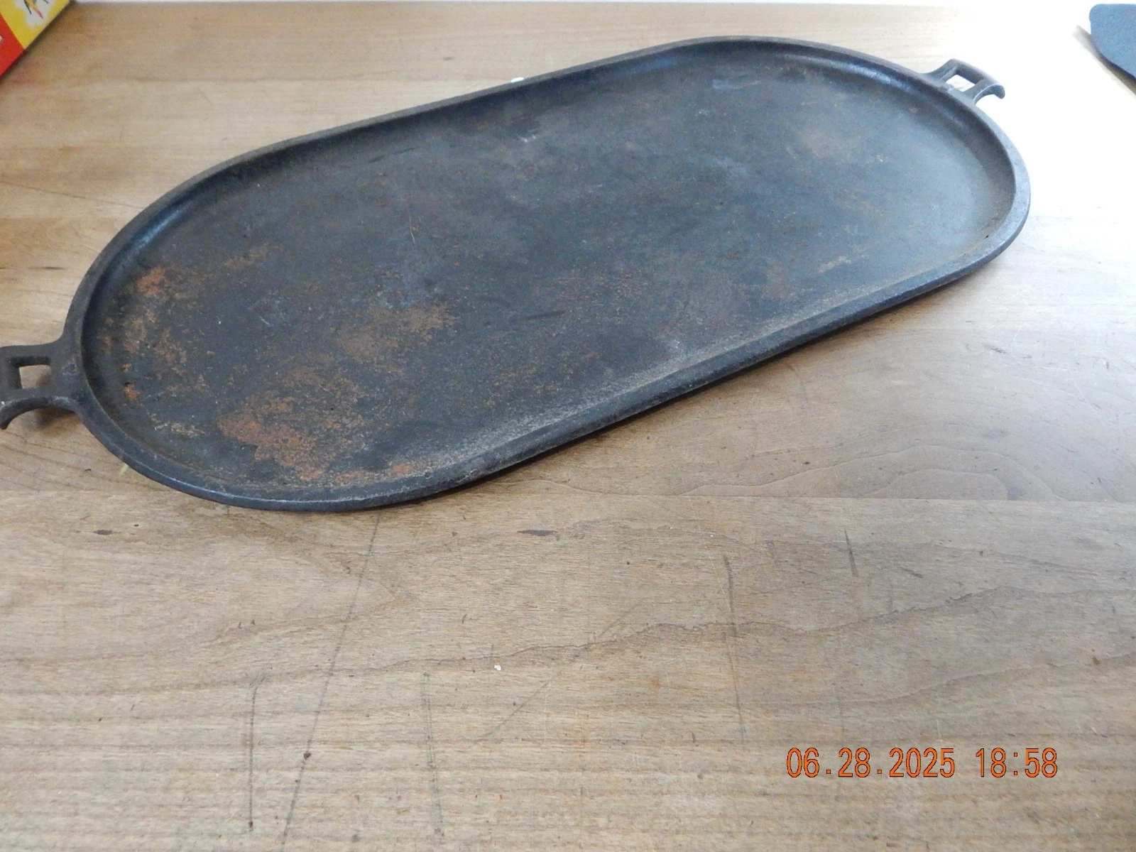 VINTAGE ANTIQUE OVAL CAST IRON GRIDDLE PAN SKILLET WITH HANDLES #6 OR 9 UNMARKED