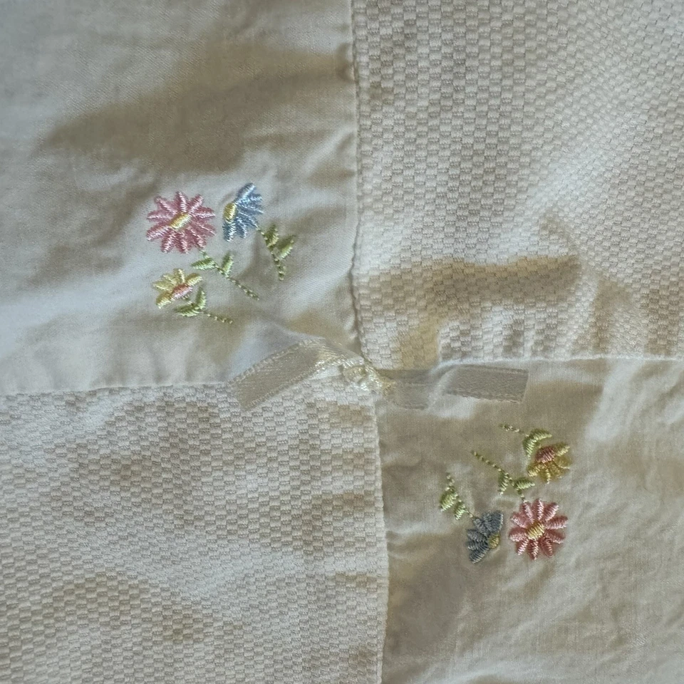 Manta de bebé Carters Sweet Daisy blanca rosa floral satinado retazos bordados Foto 4 de 4