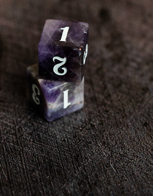 Halbedelstein D6 Würfel (SET AUS ZWEI AMETHYST)