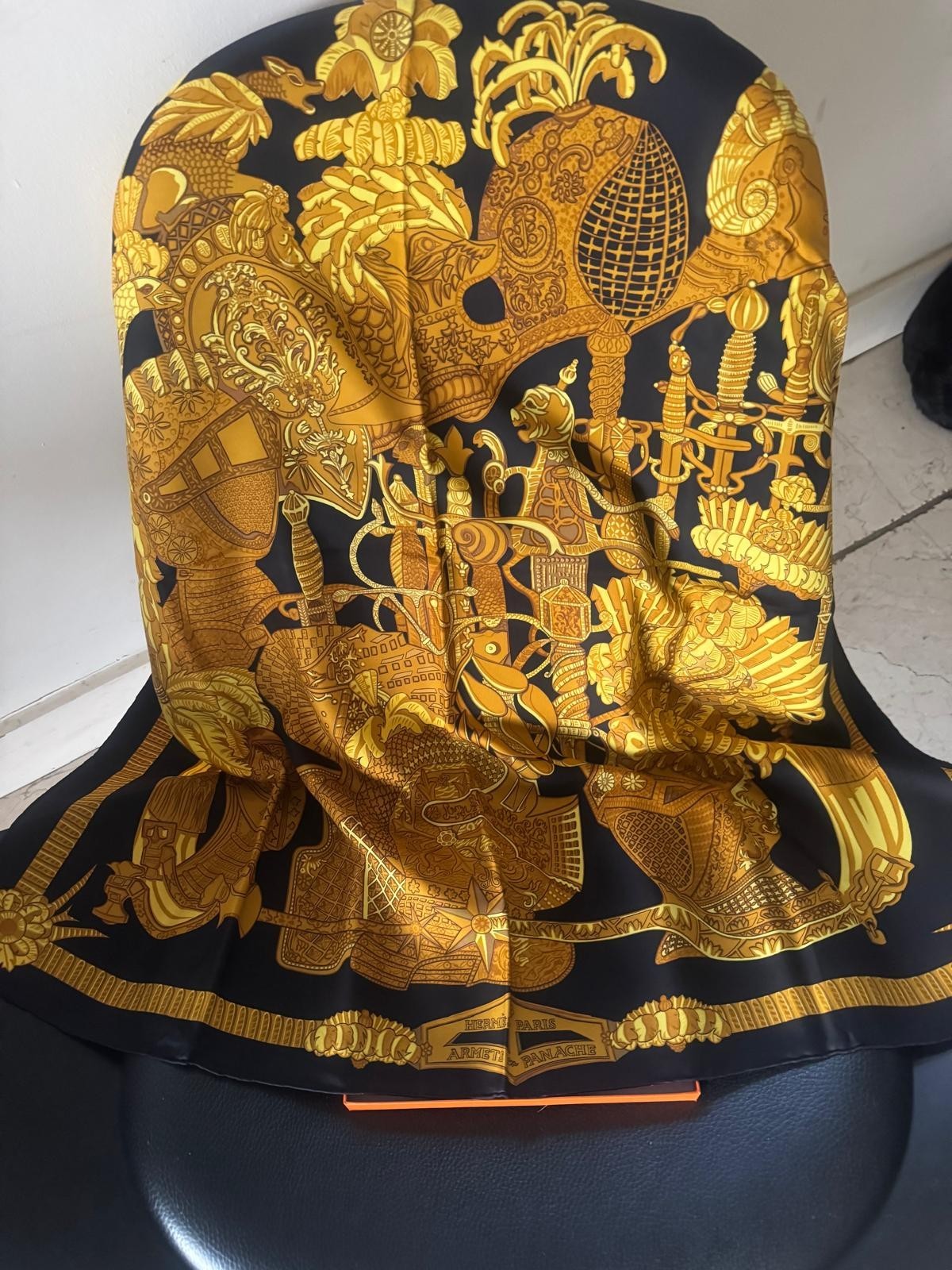 Hermes Silk Sarf ARMETS et PANACHES