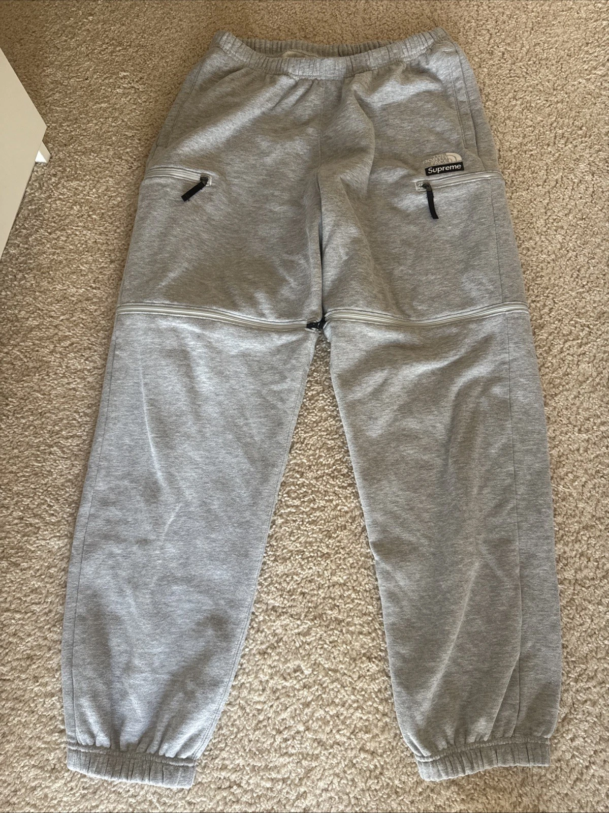 Pantalon de survêtement convertible Supreme The north face gris bruyère taille Medium SS23
