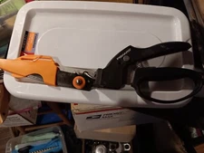 Fiskars Grass Shears, 5-Inch Serrated Blade Grass Cutter and Garden Shears wi