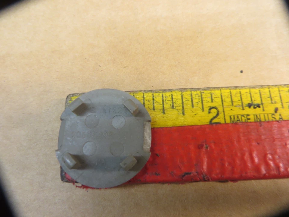 Cubierta de perno de luz trasera Buick Riviera 1989-1993 OEM # 20685295 Foto 4 de 4