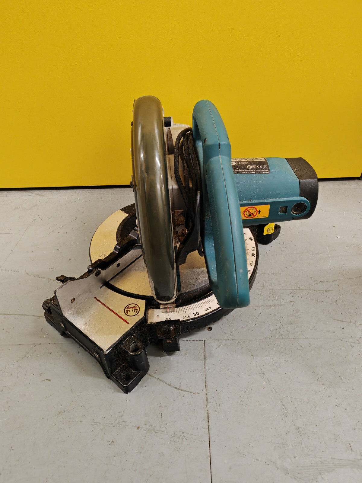Makita MLS100 240v 255mm Mitre Saw Chop Saw Dust Collection Electric