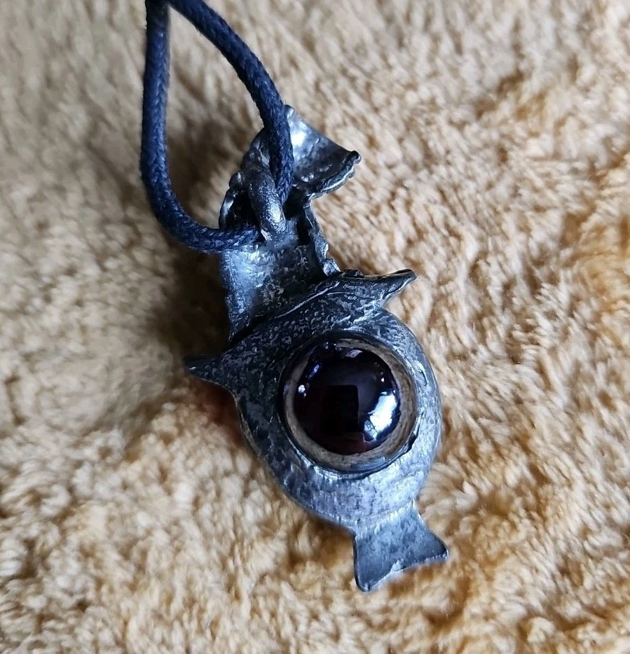 Collar con dije extraterrestre de peltre años 90 centro comercial cordón negro 2" vintage Foto 3 de 4