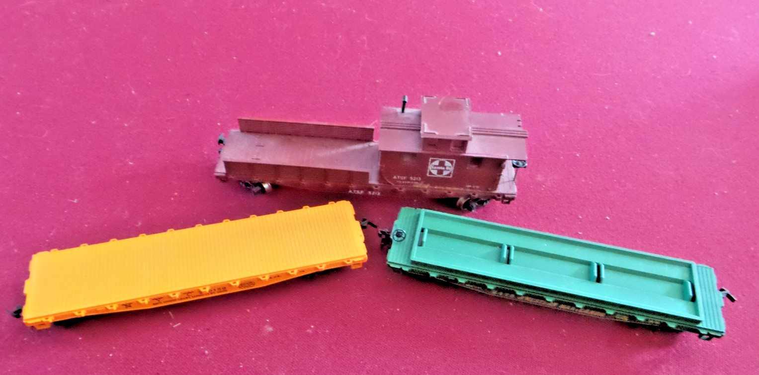 3 - HO Scale Lot 2-Mantua Flatbeds NYC & Western Maryland, & 1 Santa Fe Work Car