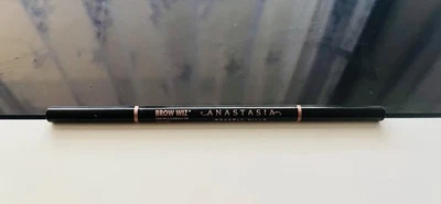 ANASTASIA BEVERLY HILLS Brow Wiz Augenbrauenstift Taupe - Bild 1 von 4