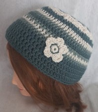 Bonnet  femme vert et ecru en laine orné d'une fleurs  fait main au crochet