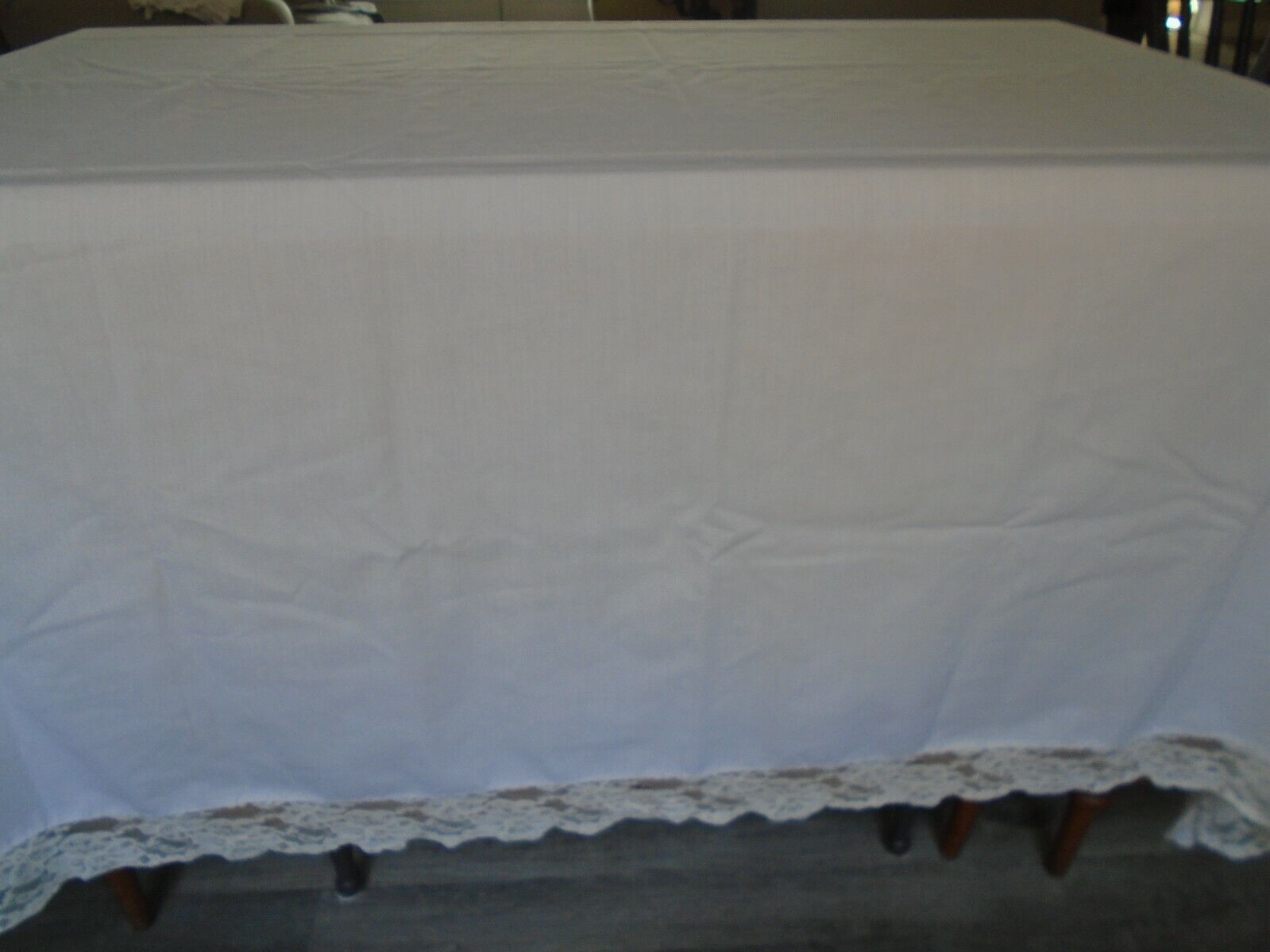LACE EDGED TABLECLOTH  85 X 63   7 NAPKINS