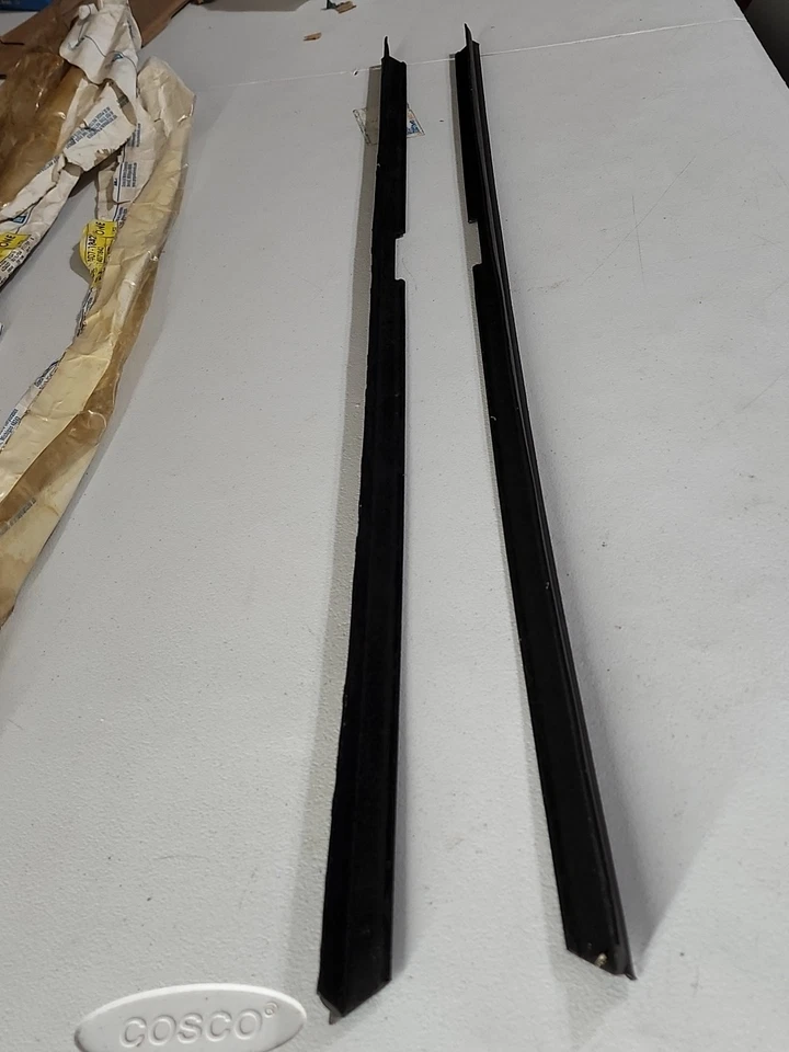 Chevy Corvette 1984-89 sellos de puerta interior derecha y derecha 14071842 14071841 nuevo como nuevo GM OEM Foto 3 de 4