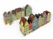 Lot 8415 - Stadthauszeilen mit Läden u.a. aus Holz + Pappe zu Faller, 12 Teile