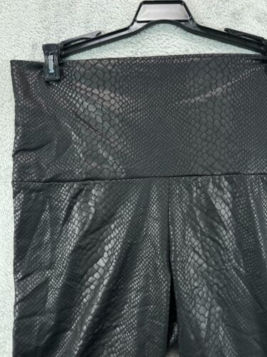 NWT Cherish Womens Biker Shorts Large Black Snake Print Flat Front 9" Pull On - Picture 1 of 12
