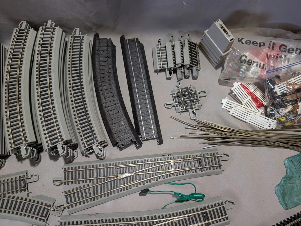 Bachmann EZ Track HO scale 60+ Pieces Train Track lot with accessories - Image 3 of 4