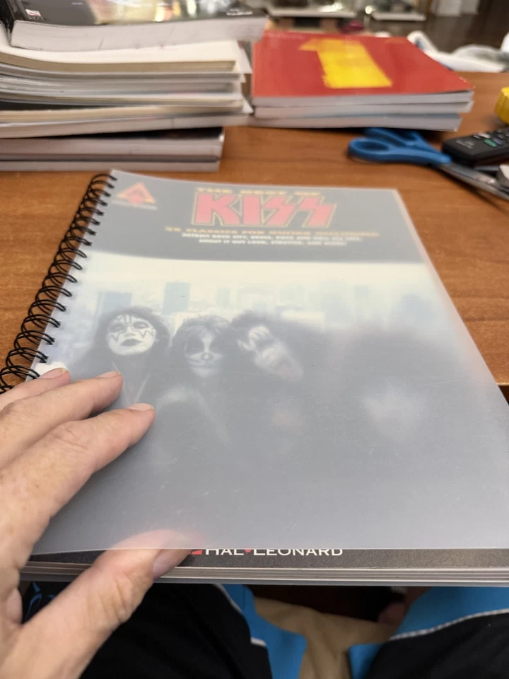 Lo mejor de KISS versiones grabadas para guitarra TAB 26 clásicos Hal Leonard Binder Foto 2 de 4