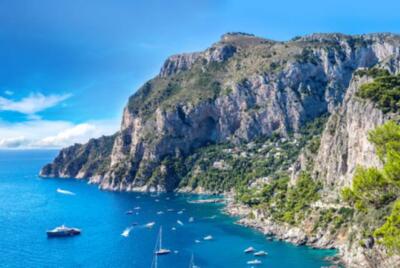Insel Capri an einem schönen Sommertag in Italien (48743741)