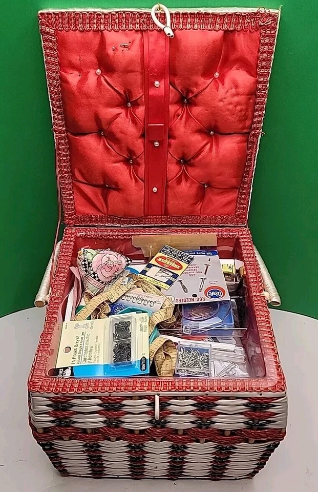 Lote Mixto de Suministros de Costura con Cesta - Nuevo y Usado. Foto 2 de 4