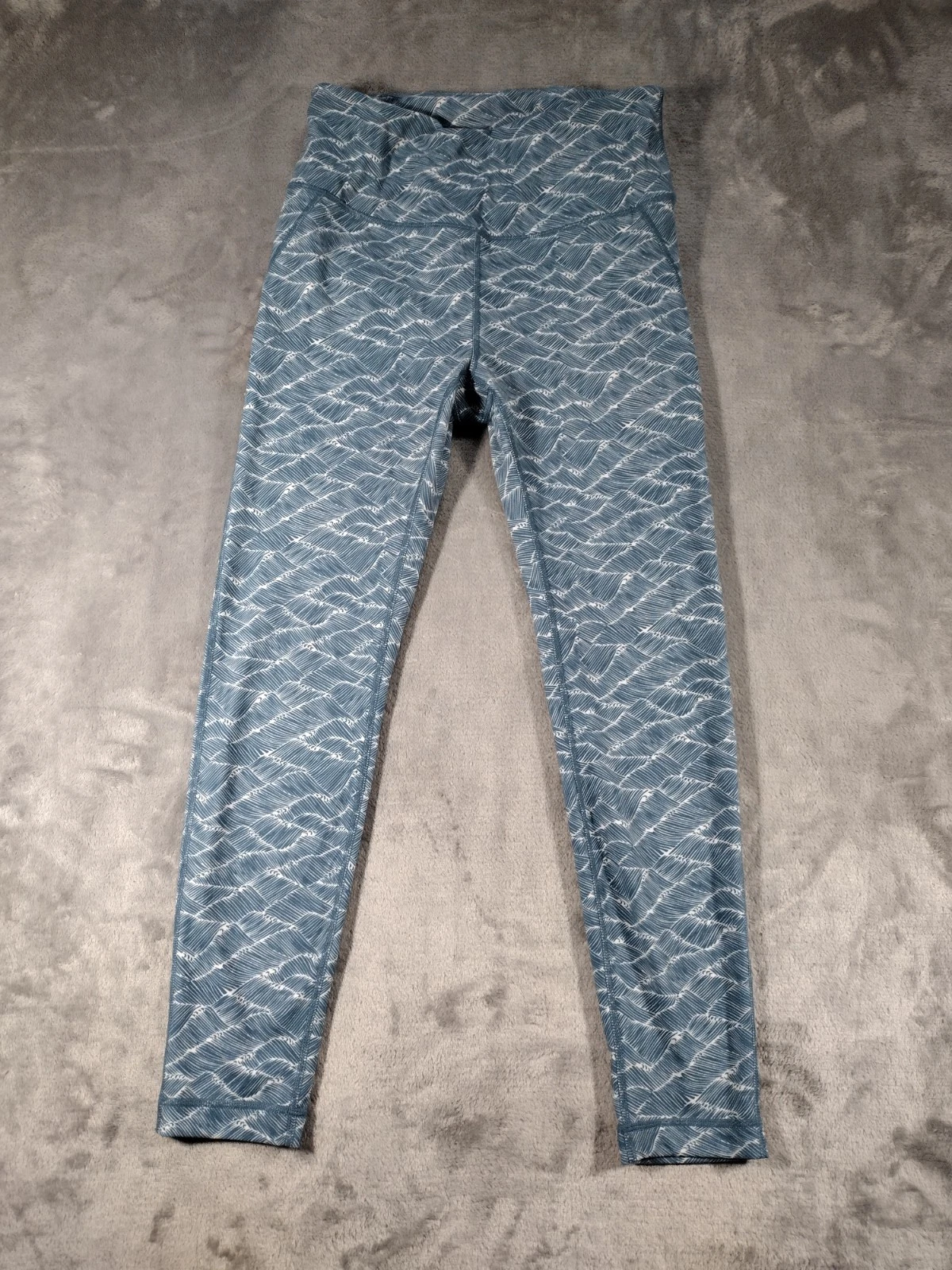vuori pace high rise printed wave yoga leggings