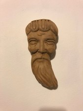 Viso d'uomo scolpito in legno da appendere