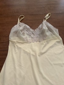 Vtg Van Ralte Full Slip Lingerie Size 34A Pale Yellow Lace Scalloped Nightgown