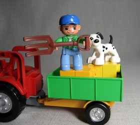 Duplo 5647 Farm Big Tractor with Bulldozer Bucket, 11 parts plus Mini-figure