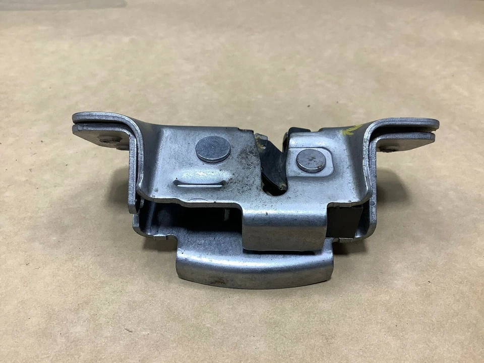 Volkswagen Routan 2010 puerta trasera derecha lado pasajero cierre bloqueo OEM+ Foto 3 de 4