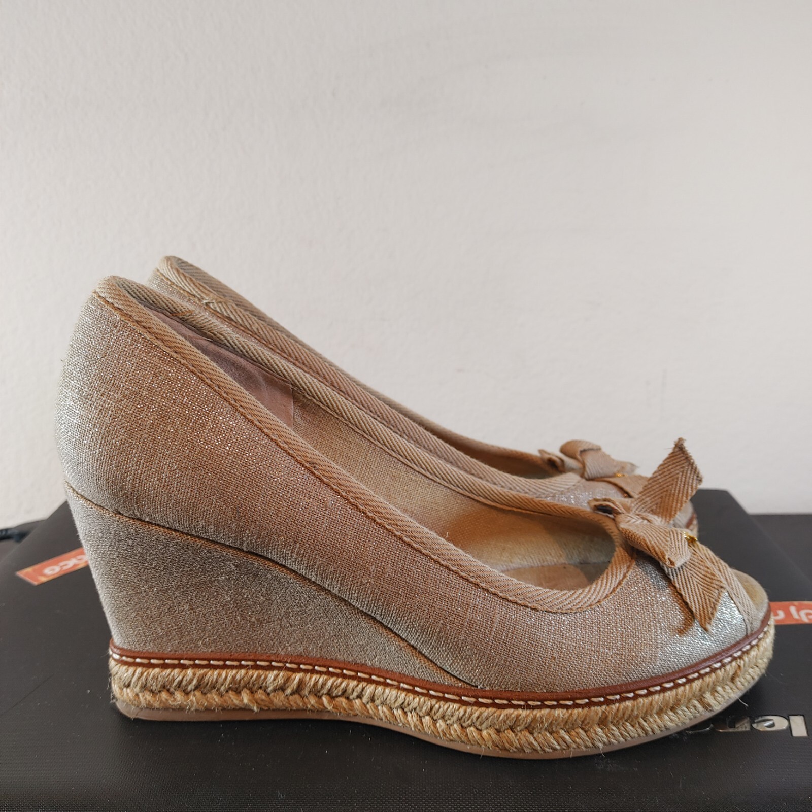 TORY BURCH Natural Metallic Silver Linen Canvas Peep Toe Wedge Heels $285 Sz 9m