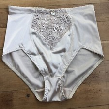 VNTG Delta Burke Gusset Lace Shiny Wet Panties Satin Lace Accent Sz 8/1X Nude