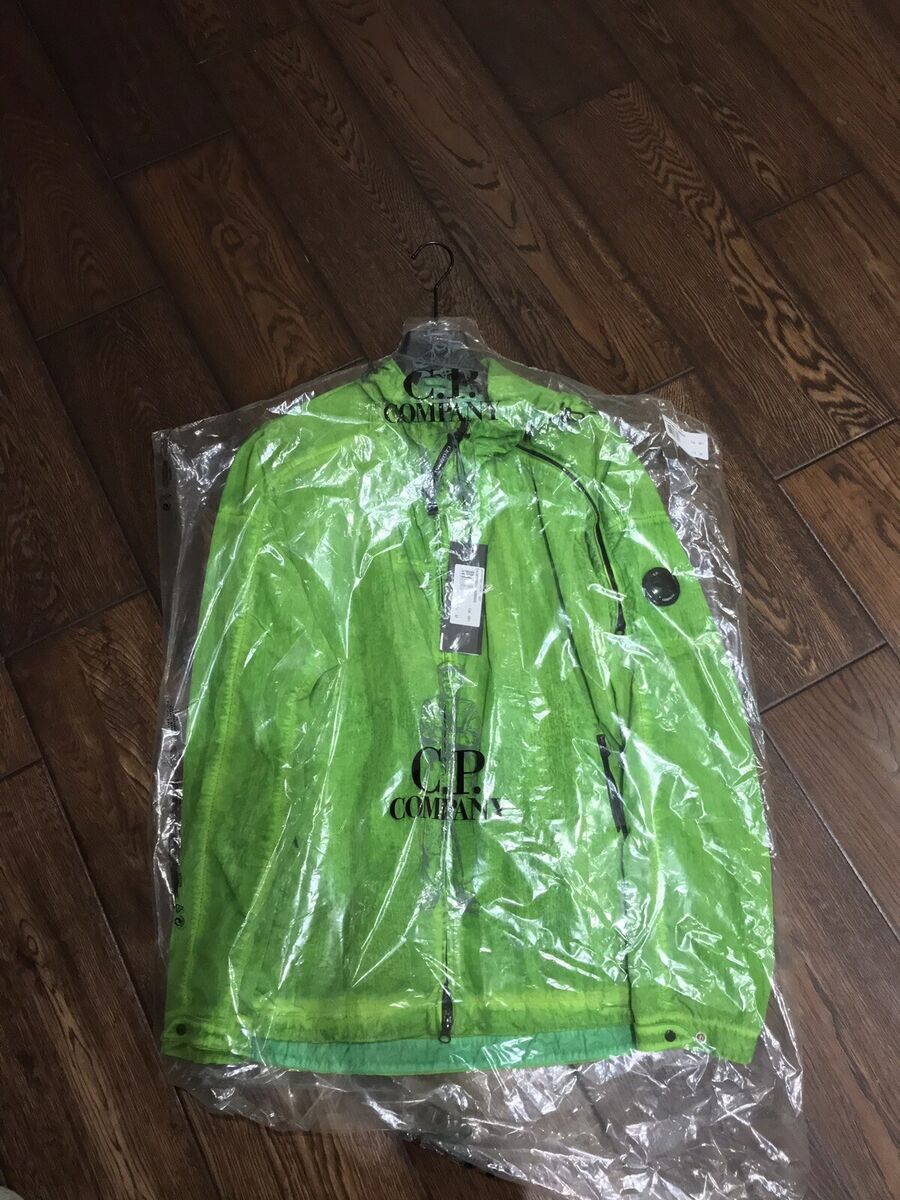 BNWT C.P. CP COMPANY CHROME RE-COLOR LENS SLEEVE HOODED BNWT C.P. CP COMPANY CHROME RE-COLOR LENS SLEEVE HOODED
