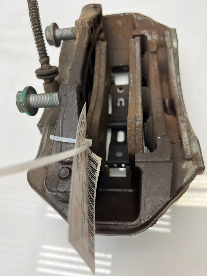 Pinza de freno delantera Mercedes Benz E63 AMG 2010 11 con soporte lado del conductor izquierdo OEM Foto 3 de 4