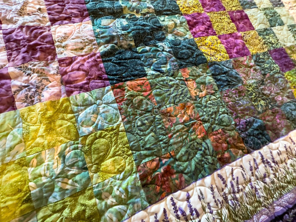 Edredón de batik y lavanda cosido a mano - cama king size (110" x 102") (acolchado a máquina) Foto 3 de 4